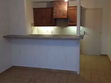 f2 au 2ème étage en parfait état