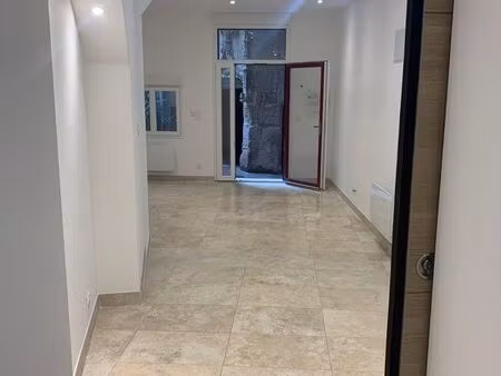 local 35m2 + garage face mairie