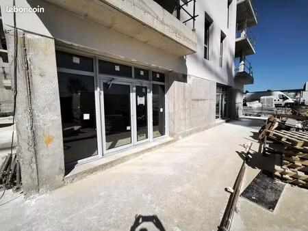 local commercial 102 m² tours