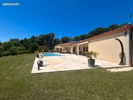 villa de plain-pied  7 pièces de 220 m²