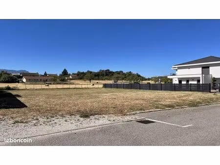 rare - terrain viabilisé plat de 865m2 nord de grenoble et sud de lyon