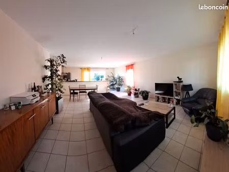 maison t3  plain pied à louer avec jardin et garage à chateaubourg