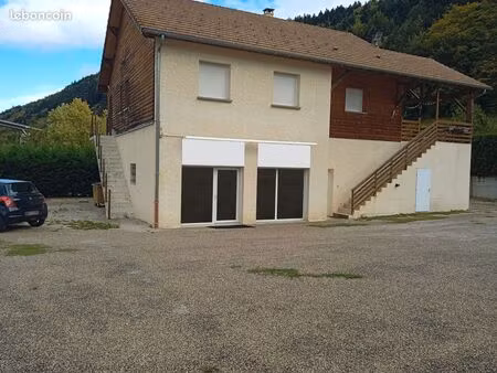 vente bâtiment local 160 m² + appartement 115 m² + parkings 1250 m²