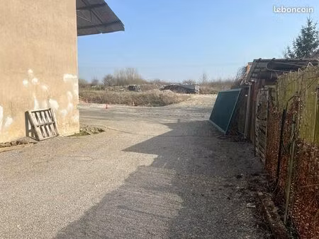 stockage extérieur sécurisé  40a 50 m2 palettes  matériel