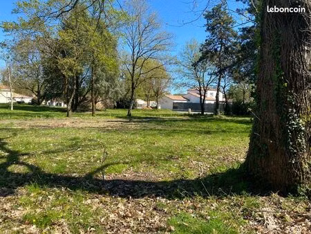 terrain constructible exceptionnel – coeur de saint-hilaire-de-clisson – prêt à bâtir ?