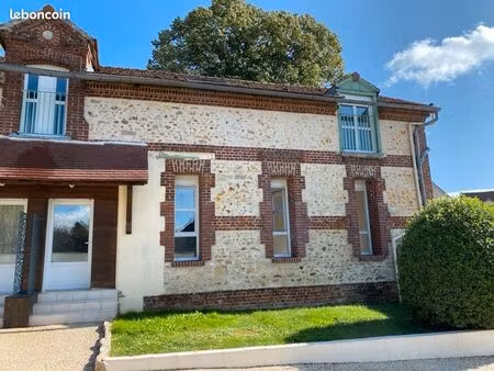 dispo 4 mai - logement en duplex 123 m2 avec 2 places de stationnement