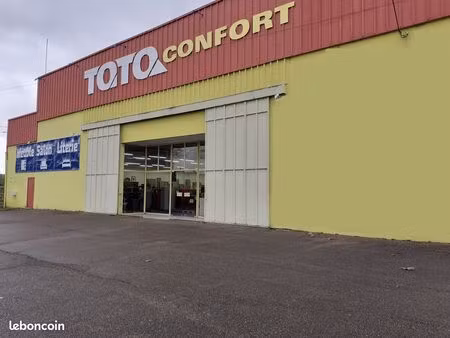local commercial/dépot de 1030m²