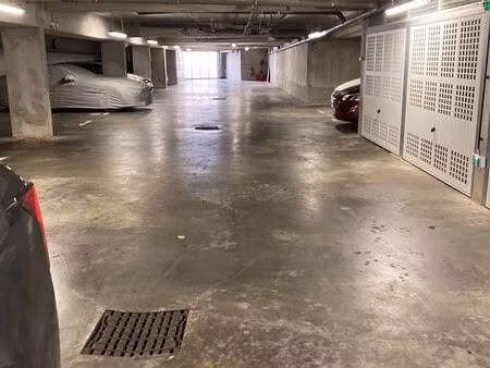 place de parking couverte et sécurisée