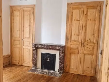 local commercial avec visibilité – emplacement stratégique – parking et transports à proxi