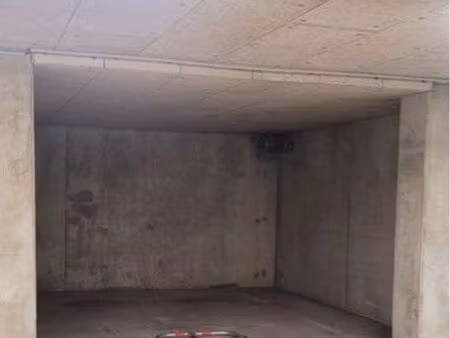 grand parking en sous-sol sécurisé – 16m2