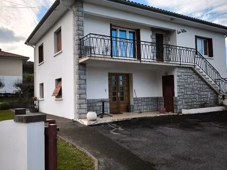 villa 160 m2 sur terrain de 1300- 2 appartements + 2garages indépendant ge