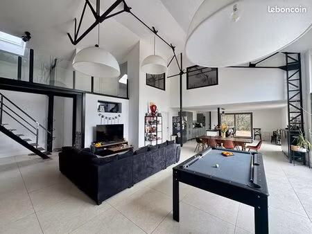 loft/atelier/surface 5 pièces 261 m²