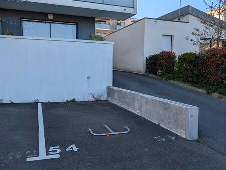 place de parking extérieure sécurisée