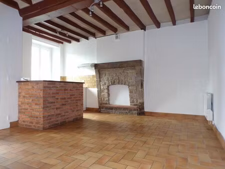 centre-bourg : ensemble immobilier de 2 appartements avec jardins  libres  fort potentiel