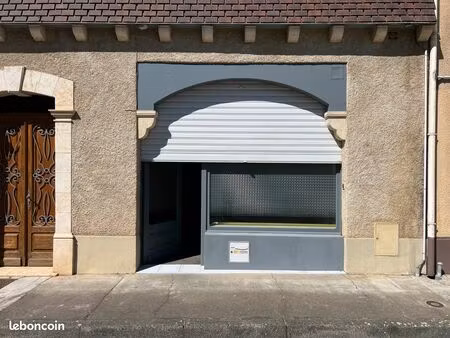 local professionnel plein centre face commerces