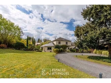 maison de standing ouverte sur jardin paysager aux portes de tours