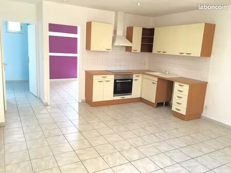 à l année vue mer appartement t3  55 m² dans une maison de village