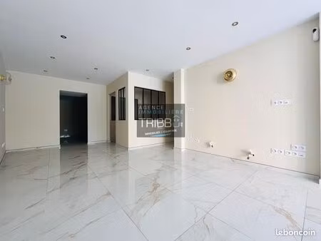 local commercial 56 m² thuir