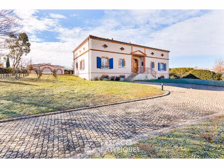 maison d'architecte et sa piscine à préserville