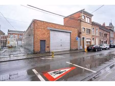 un ensemble immobilier comportant un logement et un entrepôt