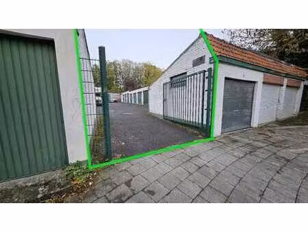 lot de 7 garages d’environ 15 m² chacun  sécurisés et fermés
