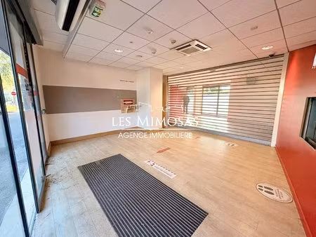 frejus  local commercial de 214m² avec 10 parkings privatifs