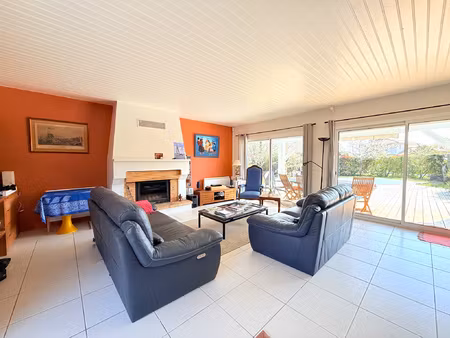 belle contemporaine dans quartier résidentiel recherché.