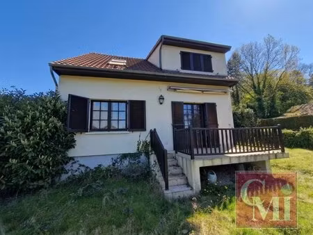 située dans un cadre paisible et verdoyant  pavillon individuel à rafraichir sur s/sol tot