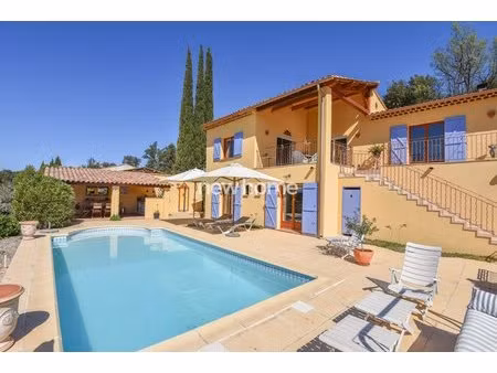 villa de charme avec vue panoramique à carcès