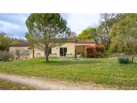 maison contemporaine avec piscine et jardin boisé de plus de