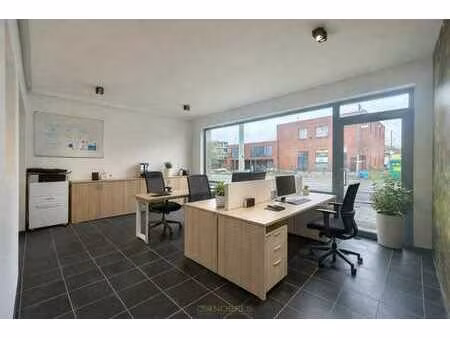 à louer : local commercial polyvalent rénové (66 m²) à un...