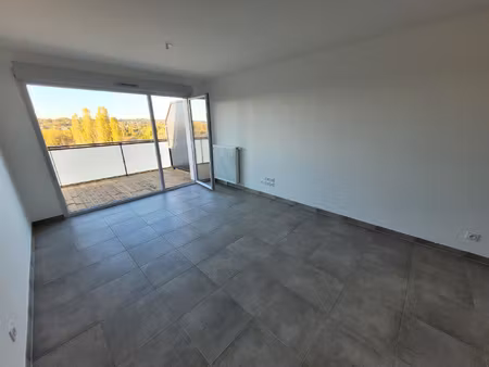 t2 récent avec balcon et 2 places parking montrabé (rue su