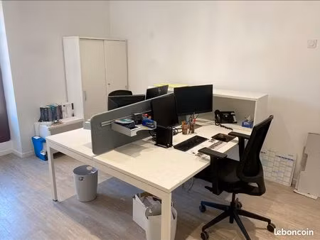 à louer – bureaux vides fonctionnels et lumineux