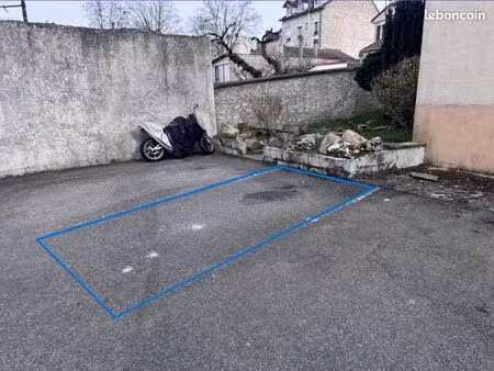 à louer – place de parking sécurisée – proche gare de melun