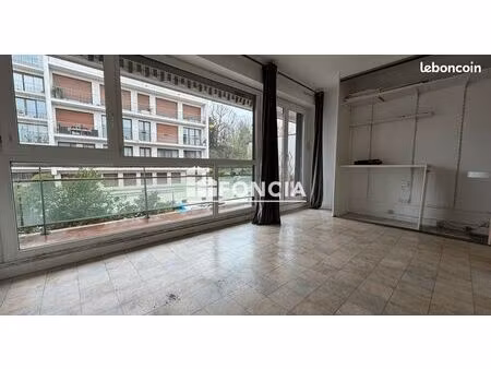 a saint wandrille studio lumineux avec grand balcon et box