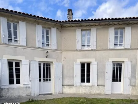 maison rénovée 2 chambres – grand séjour  jardin & parking – 950