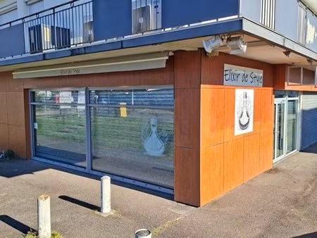 local commercial 73 m² – vitrine axe passant – clim - bus g (la forêt)