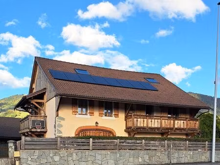 ancienne bâtisse rénovée avec cour fermée
