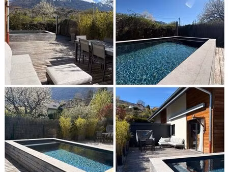 maison contemporaine avec piscine et vue dégagée