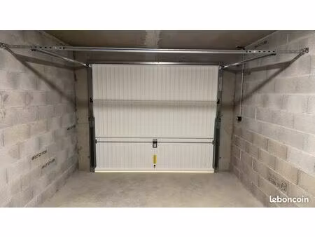 garage box fermé . 15m² . prise électrique