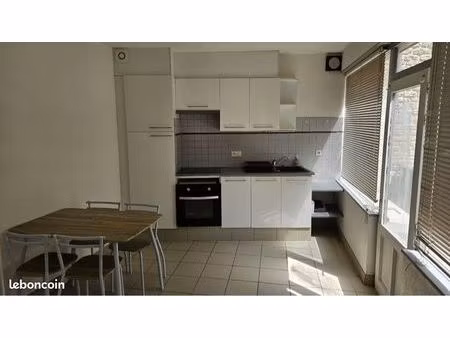 a louer: charmante petite maison style chalet avec cour à benet