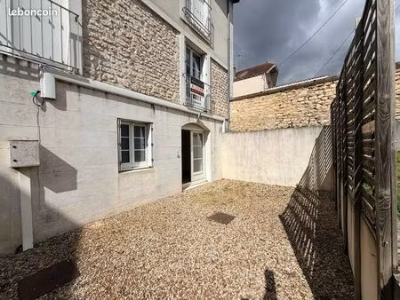 particulier loue t2 de 34 m2 à saint benoit