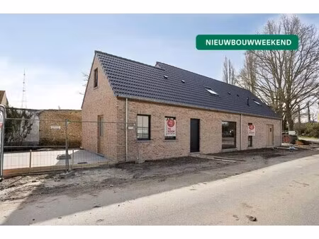 halfopen nieuwbouwwoning te koop met 3 kamers  oprit en tuin