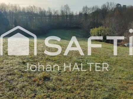 terrain à bâtir de 2000 m² sur 4000 m² au total.