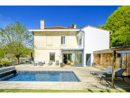 maison en pierre avec piscine