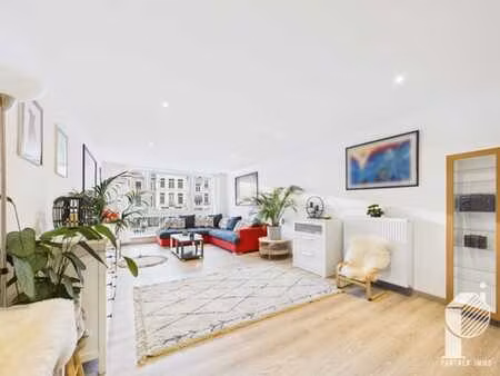 superbe appartement 2 chambres remis à neuf il y a 3 ans.