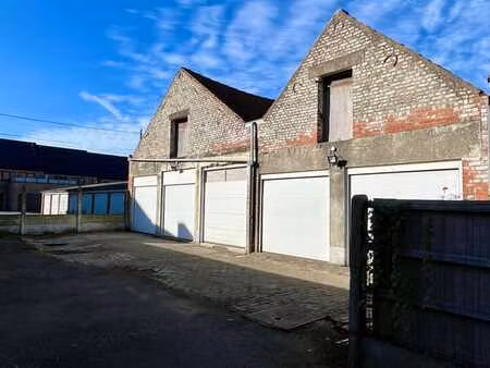 hangar avec 5 portes de garage.