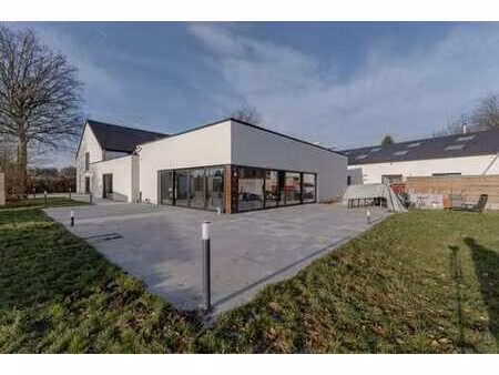 propriété d'exception composée de 3 habitations à waimes