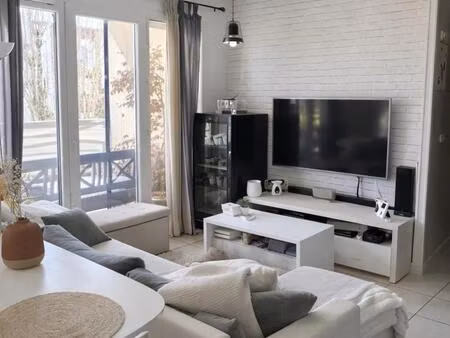 t2 récent  avec terrasse + place de parking privative