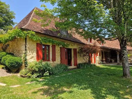 propriété restaurée avec gîte  dépendance  piscine et superbe vue